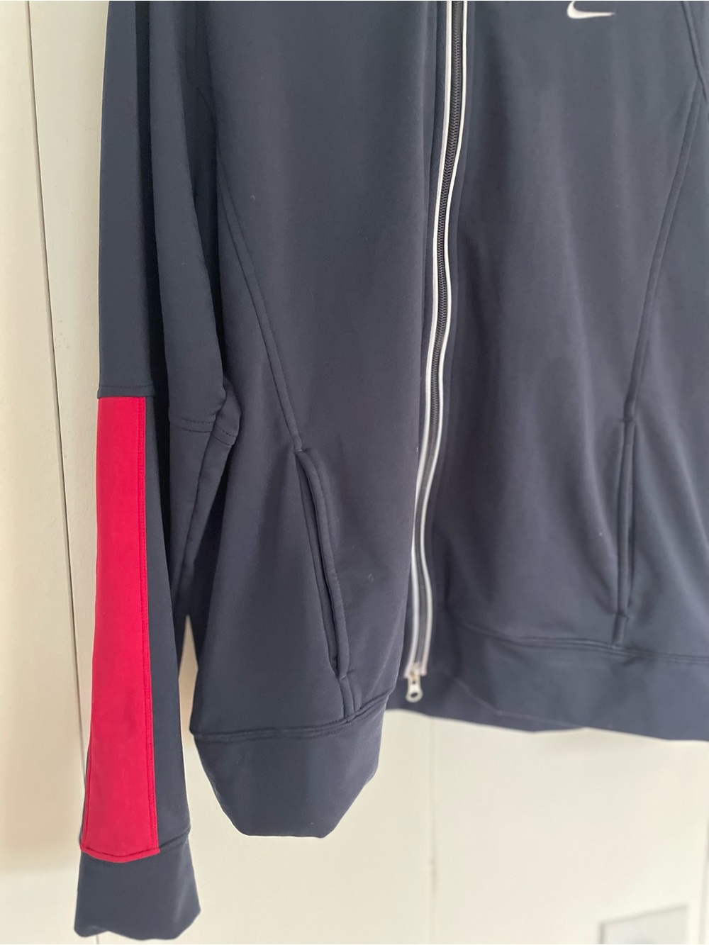 Women’s XL Nike Training Dri-Fit Navy/Red Hooded Jacket - Picture 4 of 11
